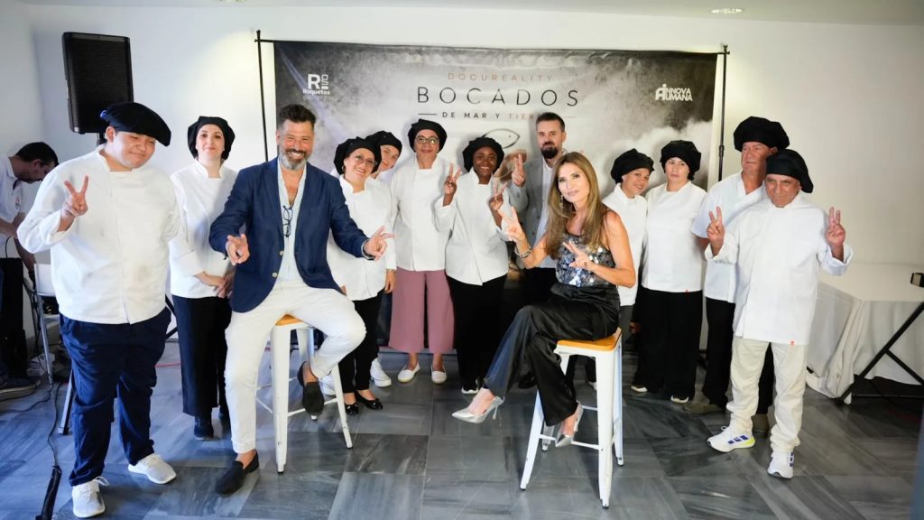 Alumnado de la Escuela de Hostelería Innova Humana en la presentación del docureality Bocados de mar y tierra