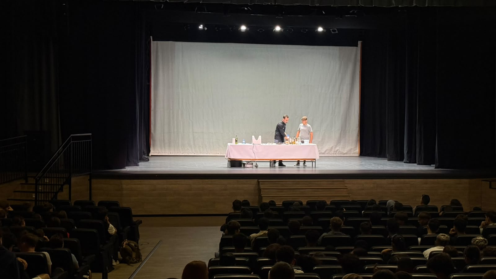 Vista general del escenario del Auditorio de Adra durante el show cooking, con el público en las butacas · Innova Humana
