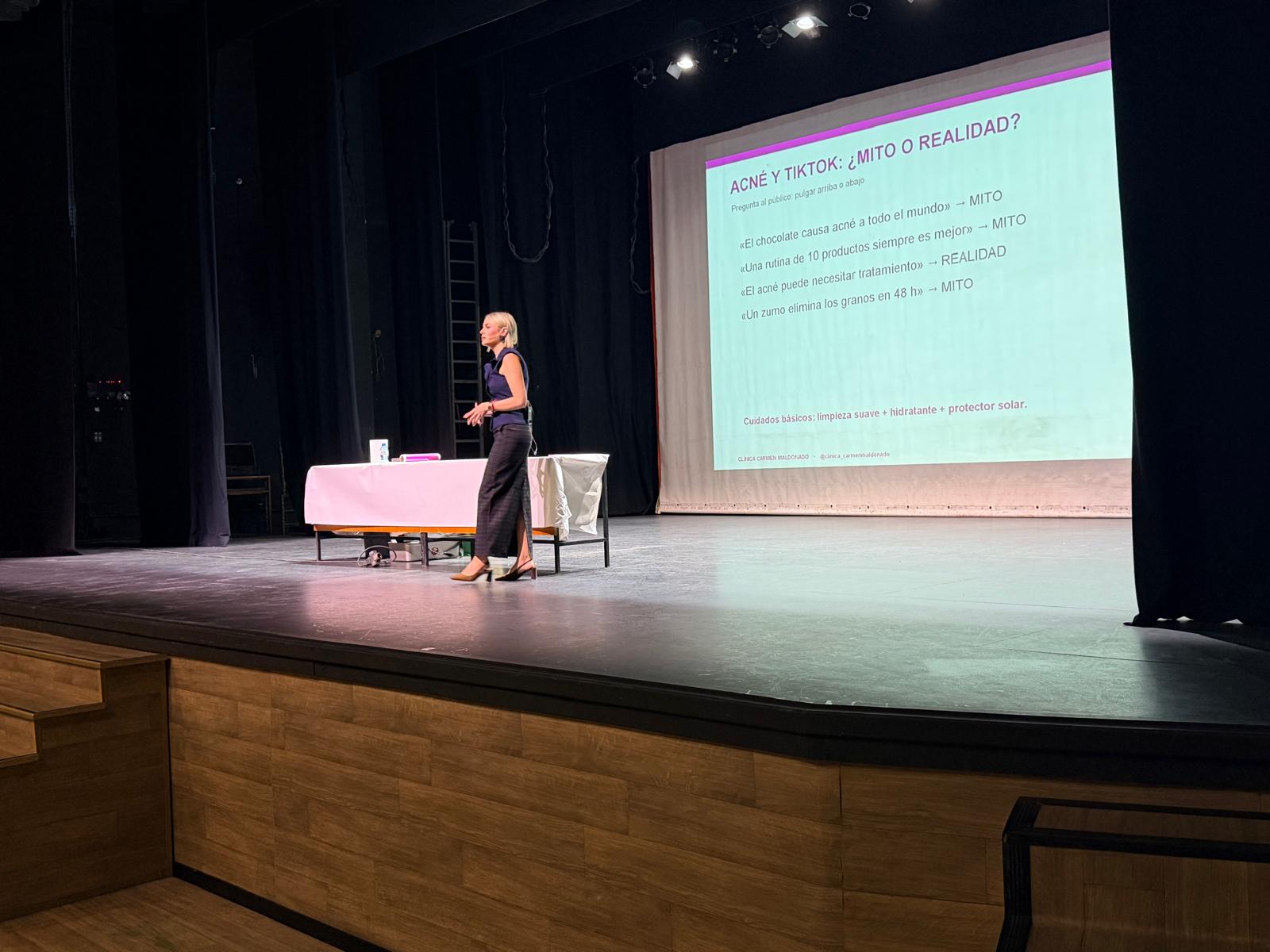 Carmen Maldonado, de la Clínica Carmen Maldonado, durante su charla sobre alimentación y mitos de TikTok en el Auditorio de Adra · Innova Humana